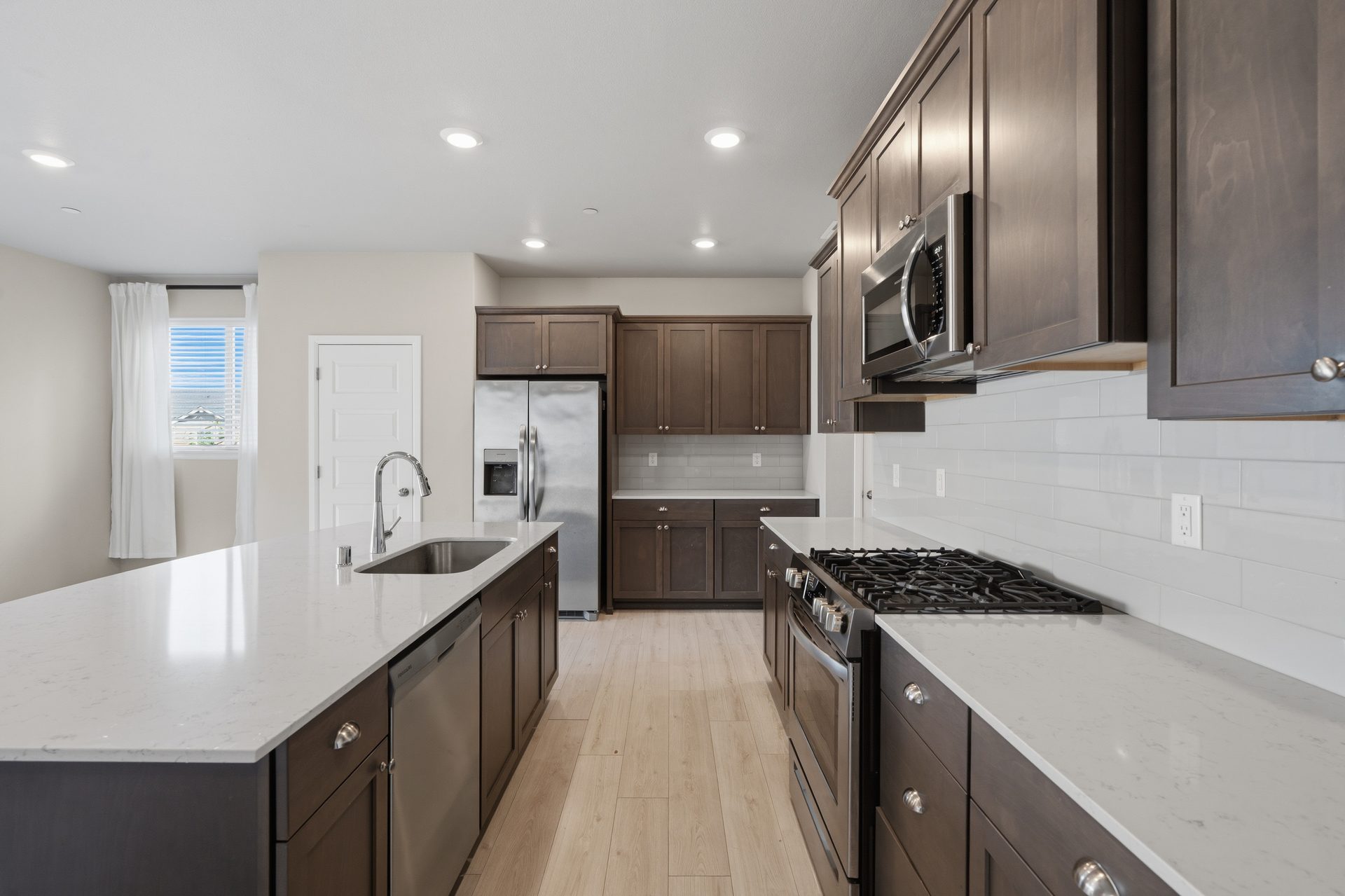 Gas Range & Slab Quartz